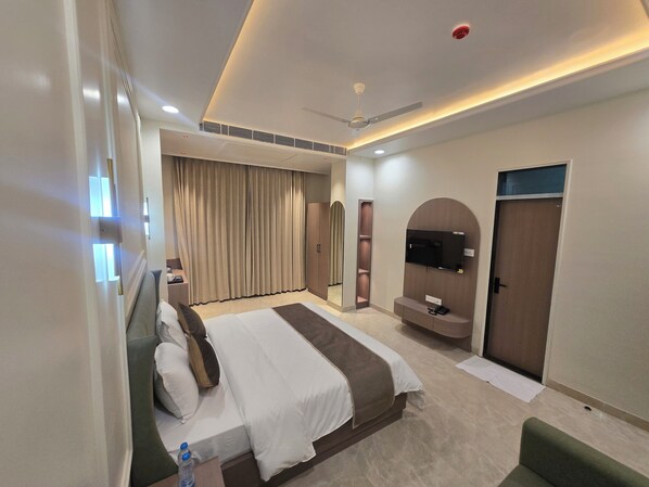 Deluxe Double Room | Iron/ironing board, free WiFi - Hotel Shree Karni Palace (Tolamal)