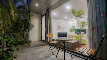 Deluxe Studio, 2 Queen Beds, Bathtub, City View | Balcony