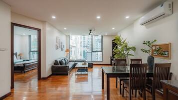 Signature Studio, 2 Queen Beds, Non Smoking, City View | Living area | 45-inch Smart TV with cable channels