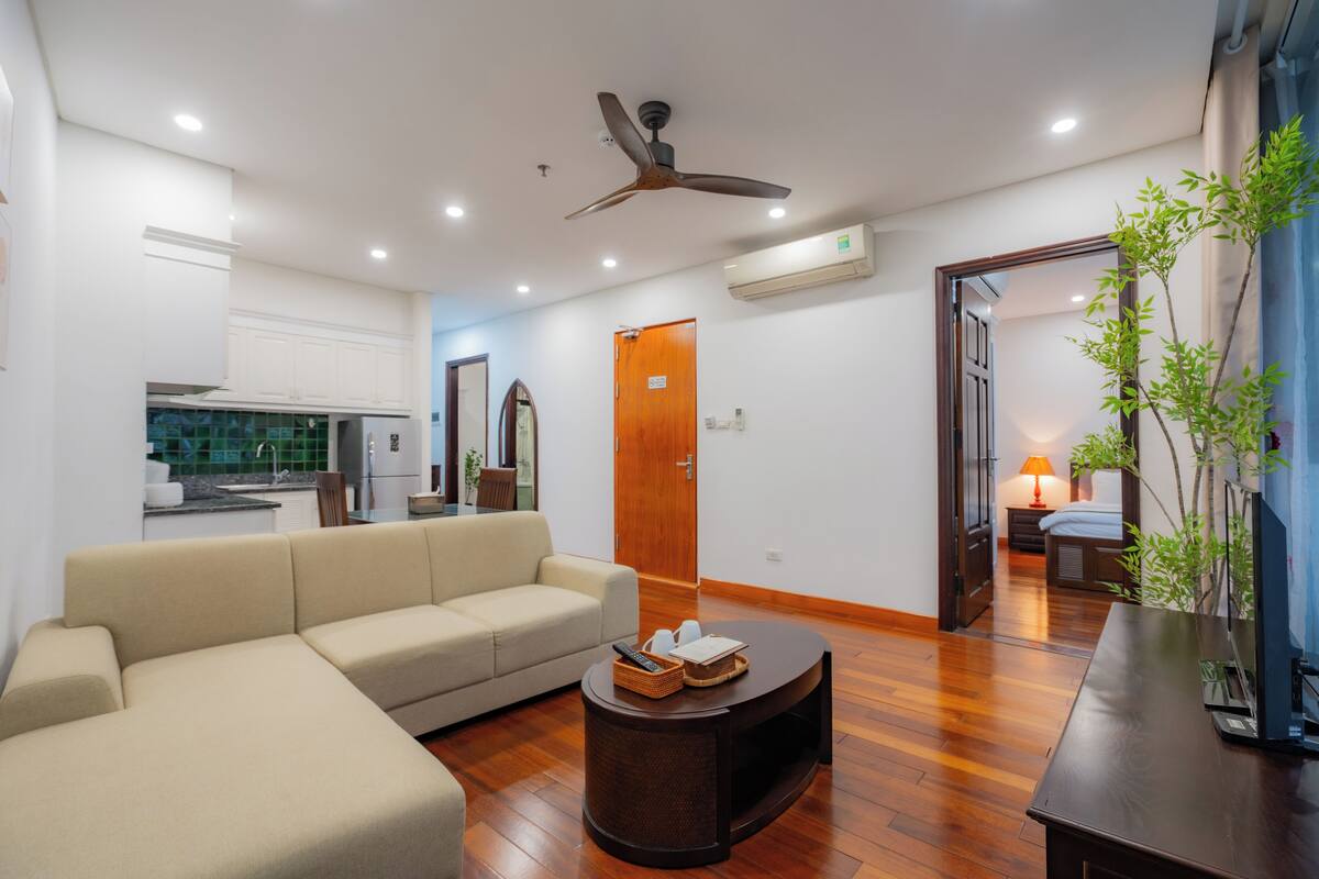 Studio Deluxe, 2 giường cỡ queen, bồn tắm, quang cảnh thành phố | Khu phòng khách | TV màn hình phẳng