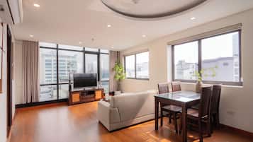 Deluxe Studio, 2 Queen Beds, Bathtub, City View | Living area