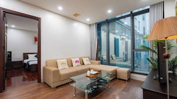 Deluxe Studio, 2 Queen Beds, Bathtub, City View | Living area