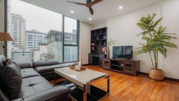 Signature Studio, 2 Queen Beds, Non Smoking, City View | Living area