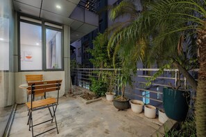 Deluxe Studio, 2 Queen Beds, Bathtub, City View | Balcony - Sakamoto 1 Apartments by XÔI Residences (Giang Vo)