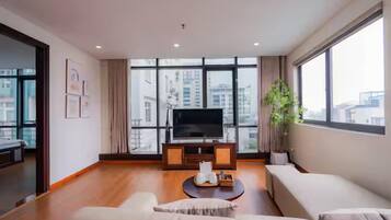 Deluxe Studio, 2 Queen Beds, Bathtub, City View | Living area