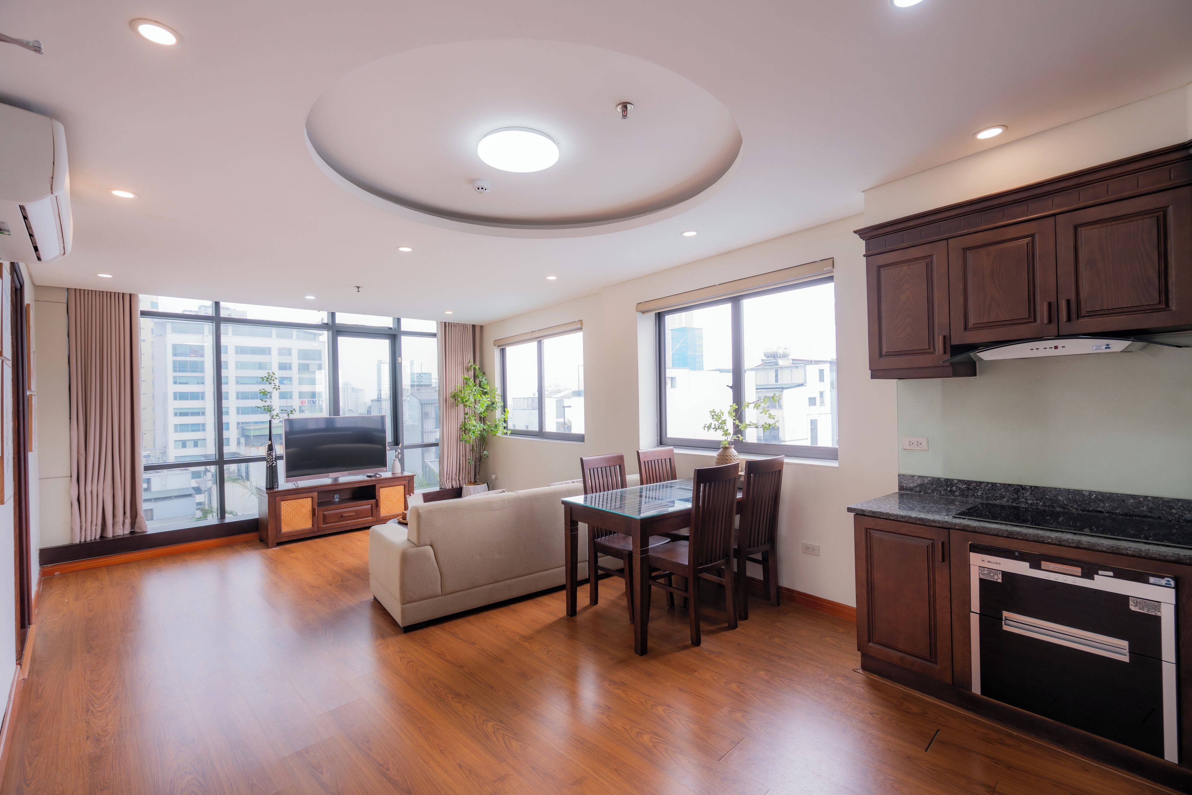 Deluxe Studio, 2 Queen Beds, Bathtub, City View | Living area