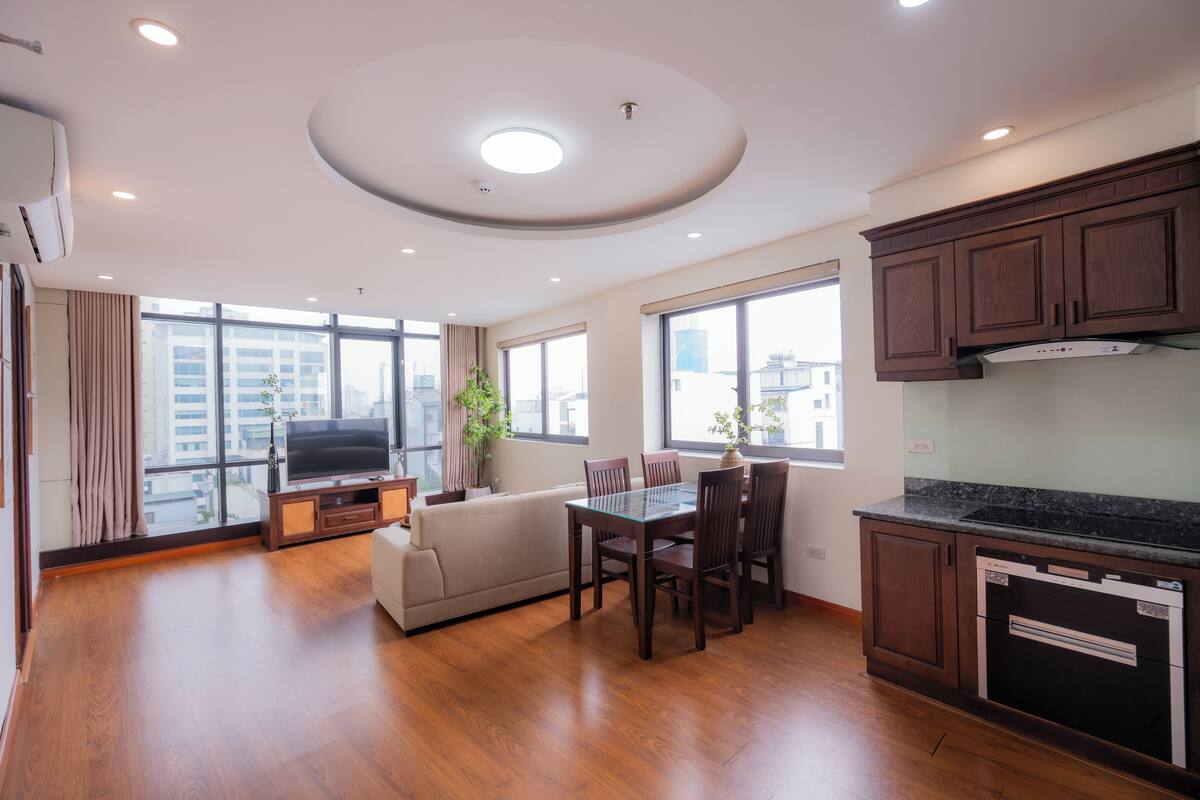 Studio Deluxe, 2 giường cỡ queen, bồn tắm, quang cảnh thành phố | Khu phòng khách | TV màn hình phẳng