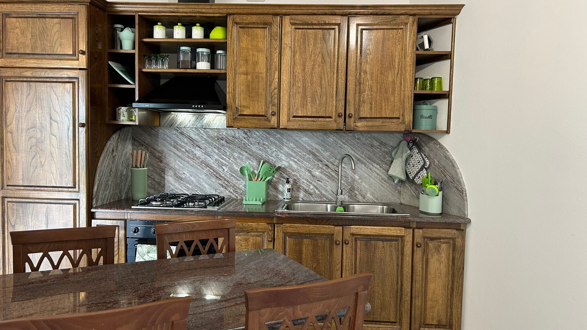 Refrigerador, horno, parrilla de estufa y cafetera y tetera 