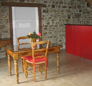 Dining - Bed and Breakfast 'Chambre D'hôtes Gardette - ' with Mountain View, Balcony and Wi-Fi (Vaux-en-Beaujolais)