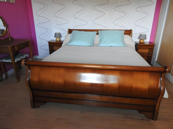 WiFi, bed sheets - Bed and Breakfast 'Chambre D'hôtes Gardette - ' with Mountain View, Balcony and Wi-Fi (Vaux-en-Beaujolais)