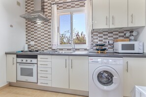 Kylskåp, mikrovågsugn, ugn och spishäll