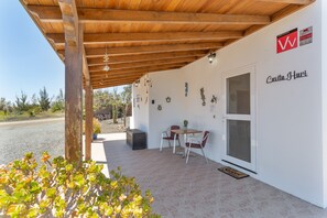 Outdoor dining - Vacation Apartment 'Casita Hari' with Mountain View, Wi-Fi and Air Conditioning (Tuineje)