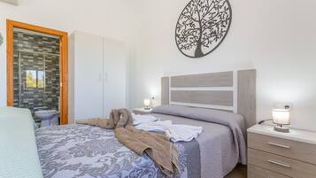 Tabla de planchar con plancha, wifi, ropa de cama