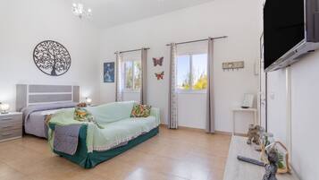 Tabla de planchar con plancha, wifi y ropa de cama