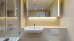 Hair dryer, towels, toilet paper - Stylish 2-Bed London Apartment Canary Wharf - Ideal for Business & Long Stays (London)