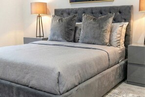 Desk, iron/ironing board, free WiFi, bed sheets - Stylish 2-Bed London Apartment Canary Wharf - Ideal for Business & Long Stays (London)