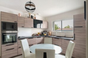 Fridge, microwave, oven, stovetop - ‘By the Pool’ with Jacuzzi, Walk to Beach, Sleeps 8 (Pornic)