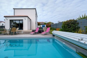 A modern pool area with a white building, lounge chairs, and a clear blue pool. - ‘By the Pool’ with Jacuzzi, Walk to Beach, Sleeps 8 (Pornic)