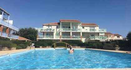 Maison de vacances 'M112 - L'orée Du Golf' avec piscine partagée, terrasse et jardin privés