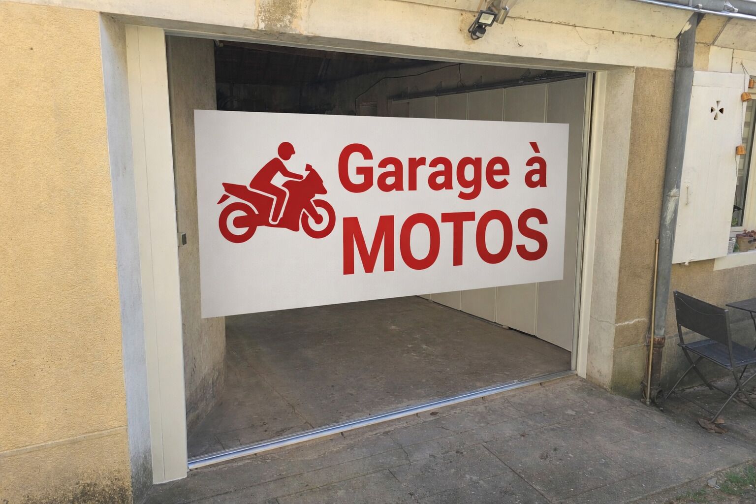 L'ingresso di un garage con un cartello che indica che è destinato alle motociclette.