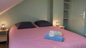 Iron/ironing board, WiFi, bed sheets