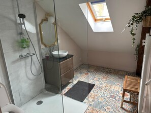 Shower, hair dryer, towels, soap - Bicotea: calm & old-world charm, reinterpreted (Le Mans)