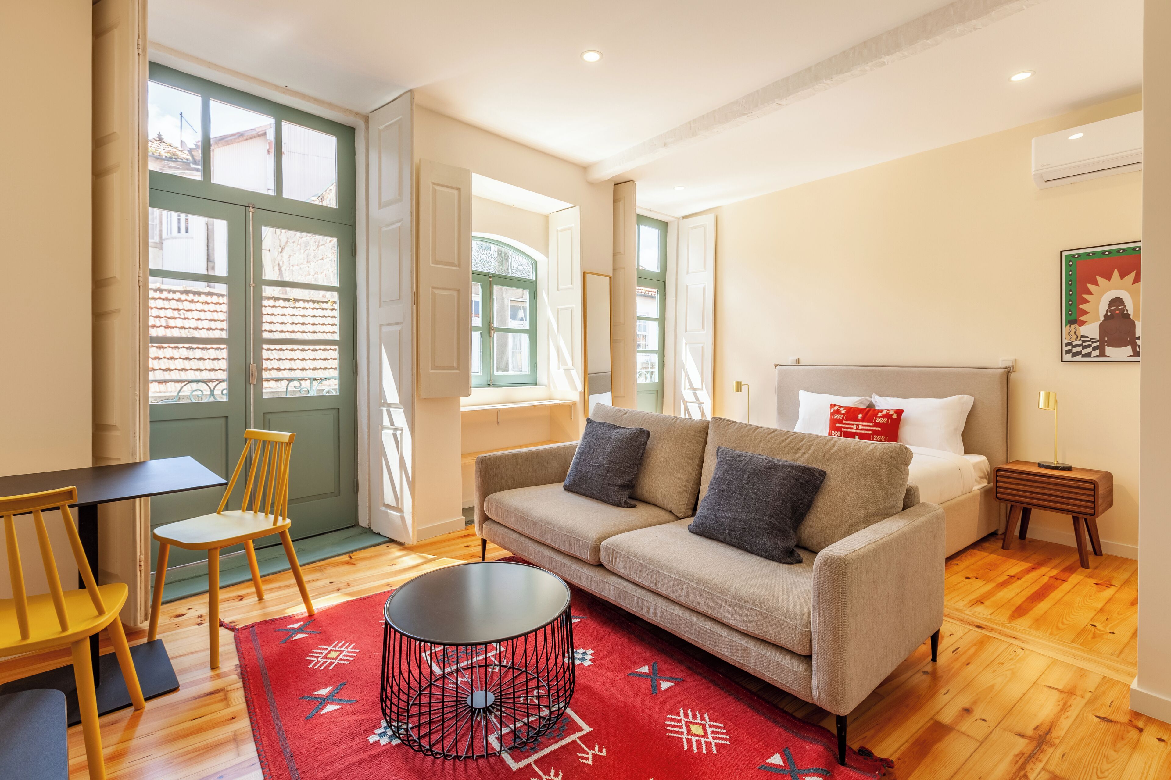 Standaard studio | Woonruimte | Een 32-inch flatscreentelevisie met kabelzenders