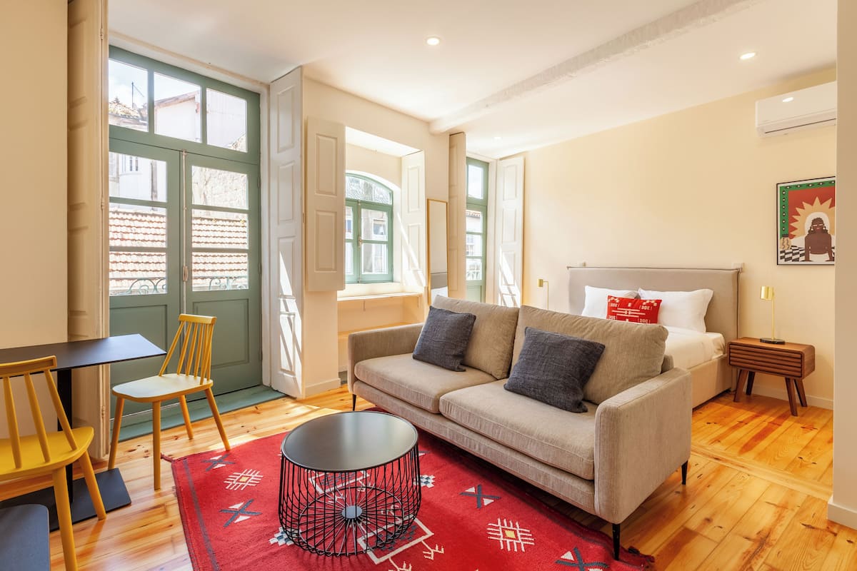 สแตนดาร์ดสตูดิโอ | บริเวณนั่งเล่น | ทีวีจอแบน 32 นิ้ว พร้อมช่องเคเบิล