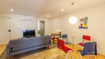 Apartamento, 1 habitación | Zona de estar | Televisión de pantalla plana de 32 pulgadas con canales por cable