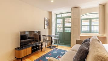 Studio | Living area | 32-inch flat-screen TV with cable channels