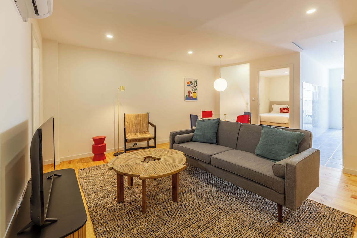 Appartement, 1 chambre | Coin séjour | Télévision à écran plat de 32 pouces avec chaînes par câble