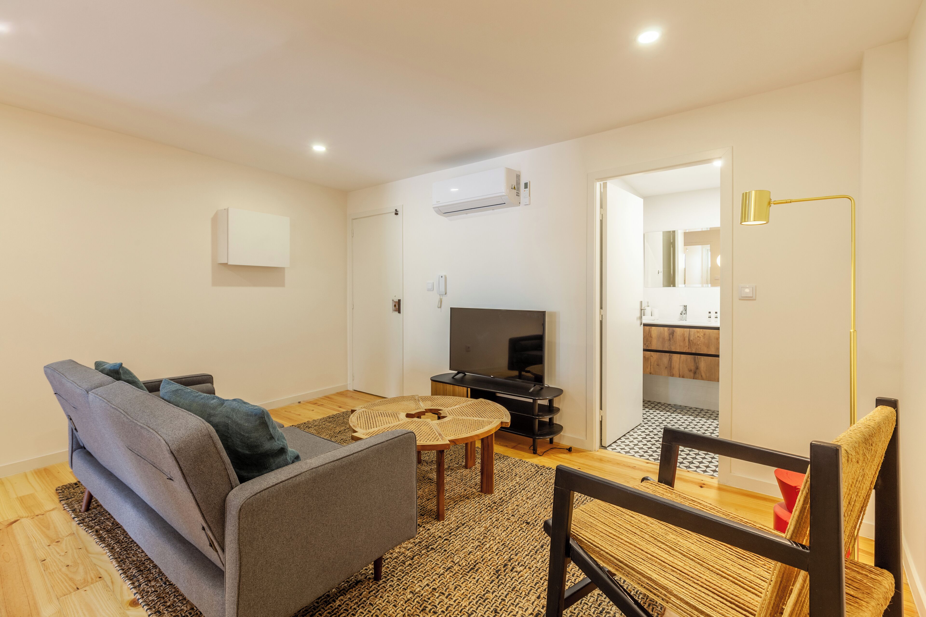 Apartamento, 1 habitación | Zona de estar | Televisión de pantalla plana de 32 pulgadas con canales por cable