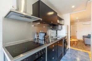 Microondas, placa de cocina, cafetera expreso, tetera/pava eléctrica