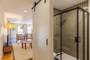 Apartment, 3 Bedrooms | Bathroom | Hair dryer, towels, soap, shampoo - Dasi House  (Porto)