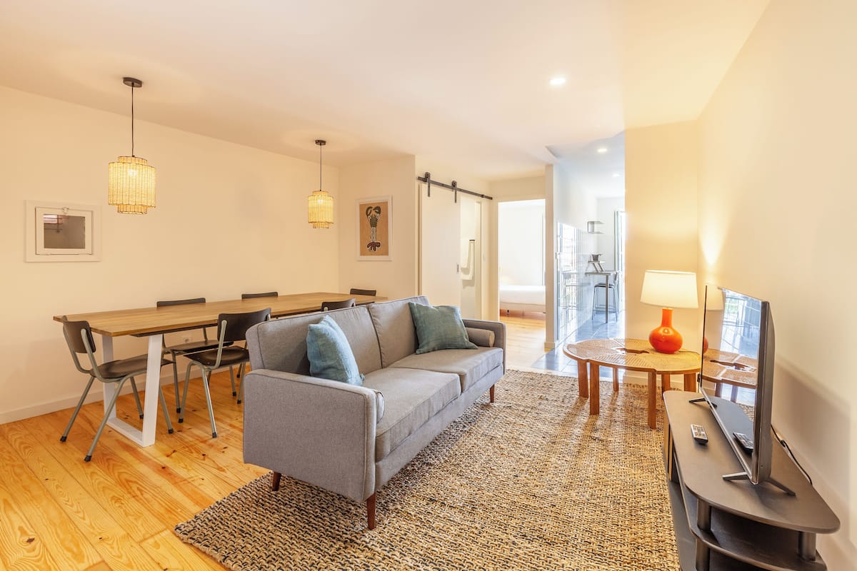 Appartement Standard | Coin séjour | Télévision à écran plat de 32 pouces avec chaînes par câble