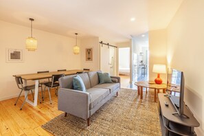 Standaard appartement | Woonruimte | Een 32-inch flatscreentelevisie met kabelzenders