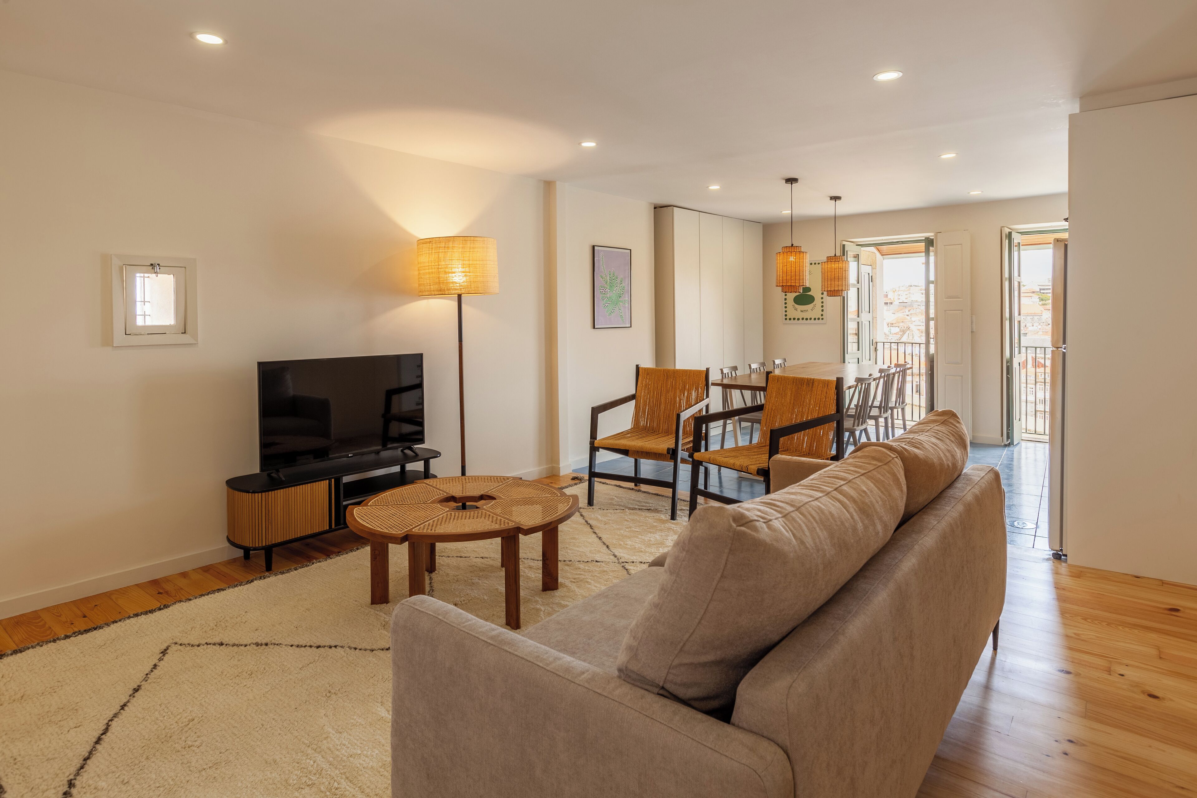 Appartement, 3 chambres | Coin séjour | Télévision à écran plat de 32 pouces avec chaînes par câble