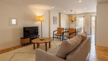 Appartement, 3 chambres | Coin séjour | Télévision à écran plat de 32 pouces avec chaßnes par cùble