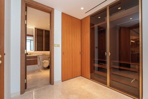 Departamento de lujo, 1 habitación, aire acondicionado, vista parcial al mar | Guardarropa