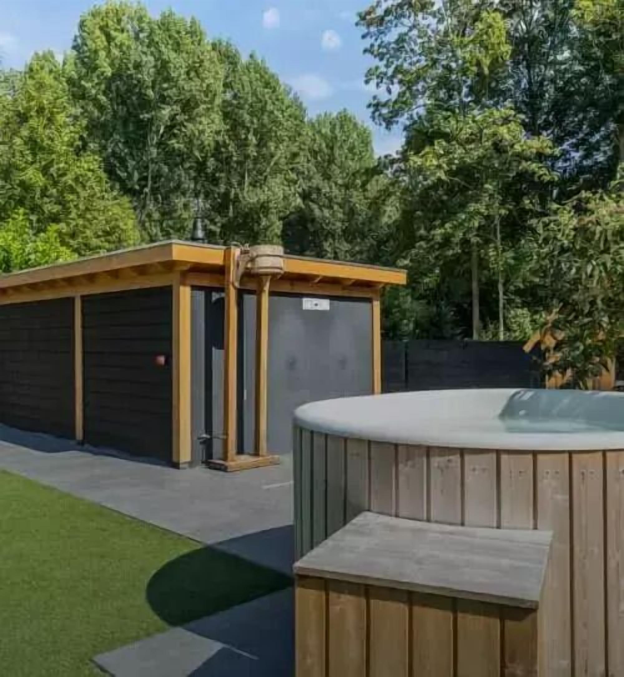 Outdoor spa tub