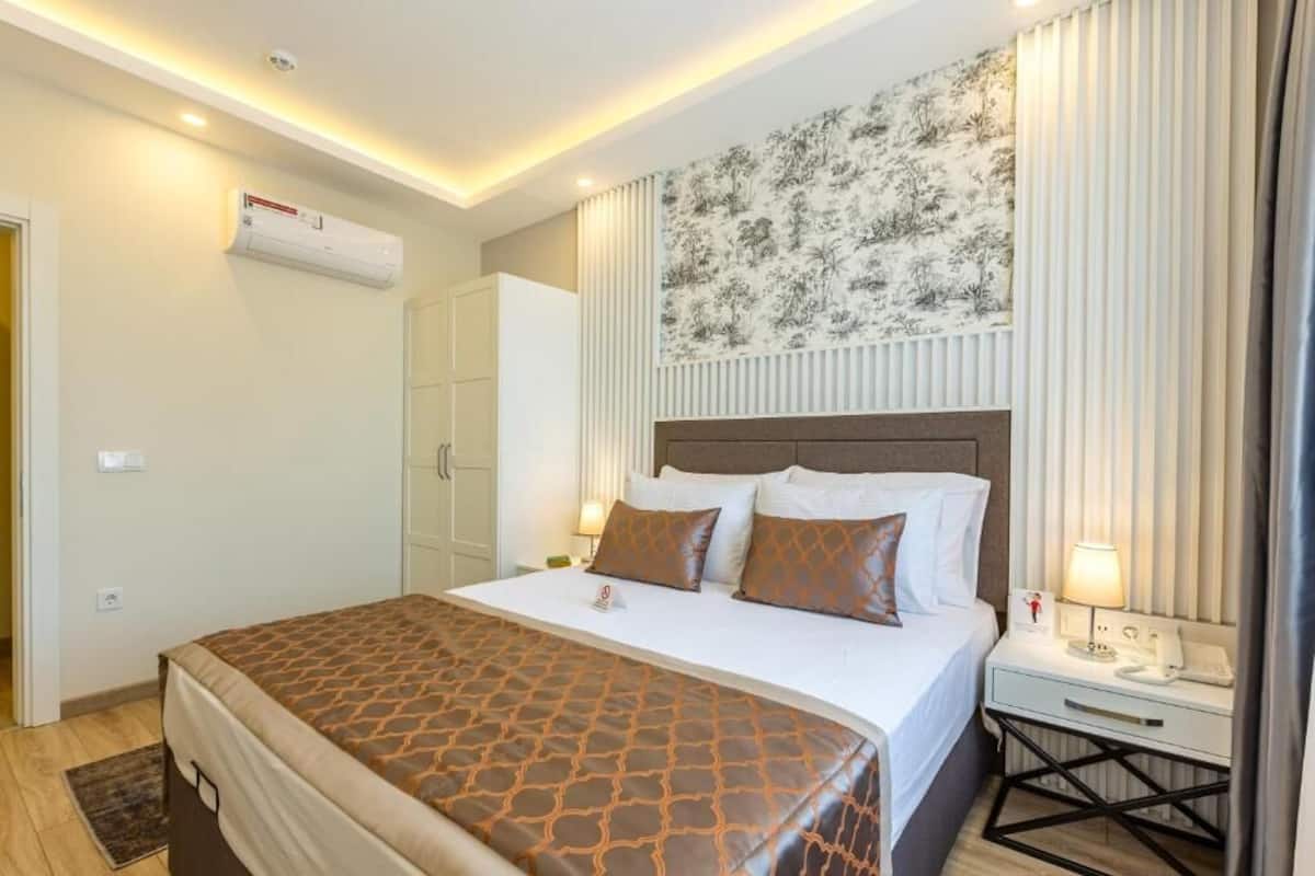Junior Suite | Minibar, in-room safe, iron/ironing board, free WiFi