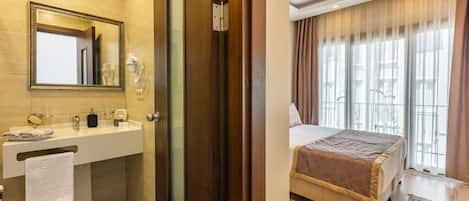 Dobbeltrom – classic | Minibar, safe på rommet, strykejern/-brett og wi-fi (inkludert)