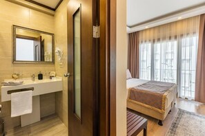 Habitación clásica doble | Minibar, caja fuerte, escritorio y tabla de planchar con plancha
