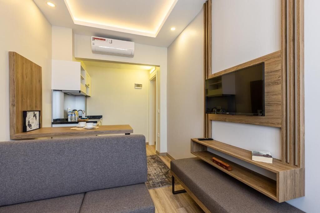 Suite – junior | Oppholdsområde | En 32-tommers LCD-TV med Parabol-TV samt Netflix og strømmetjenester