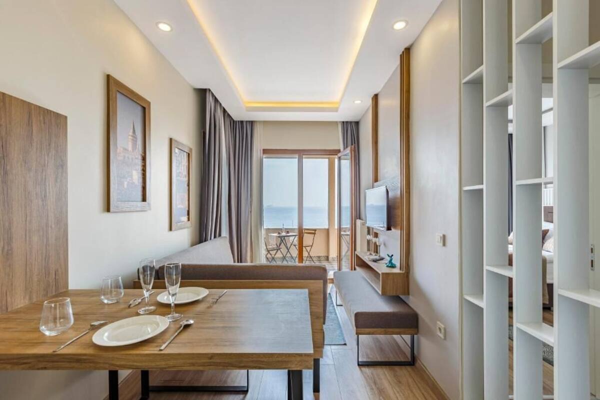 Superior Suite, Balcony, Sea View | Living area