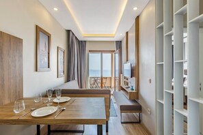 Superior Suite, Balcony, Sea View | Living area - Menar Hotel & Suites (İstanbul)