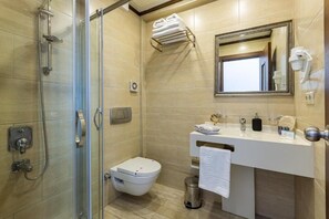 Chambre Double Classique | Salle de bain | Articles de toilette gratuits, sèche-cheveux, serviettes fournies, savon