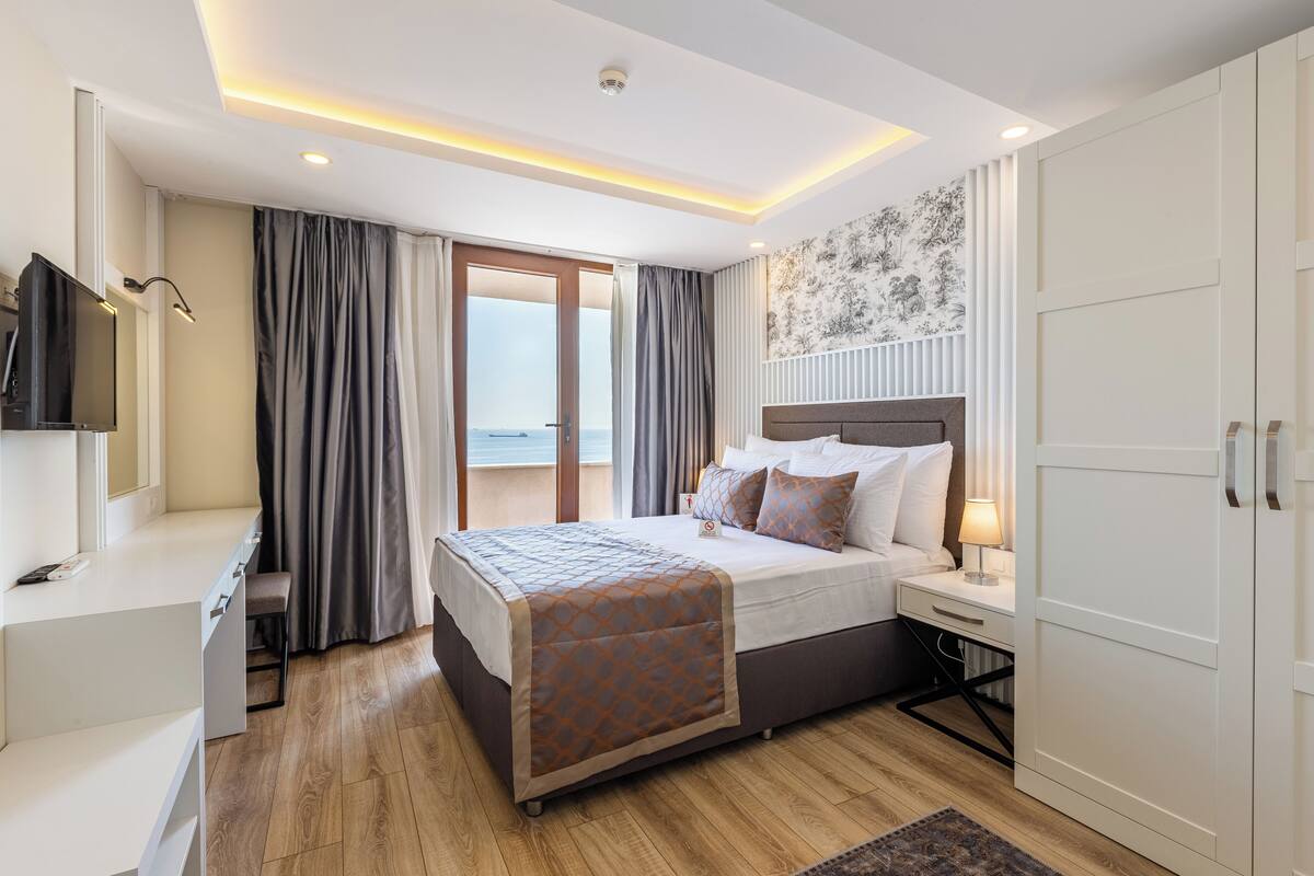 Phòng Suite Junior, ban công, quang cảnh biển | Minibar, két bảo mật tại phòng, bàn ủi/dụng cụ ủi quần áo 