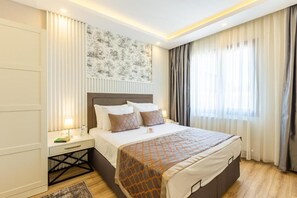 Suite junior | Minibar, caja fuerte, escritorio y tabla de planchar con plancha