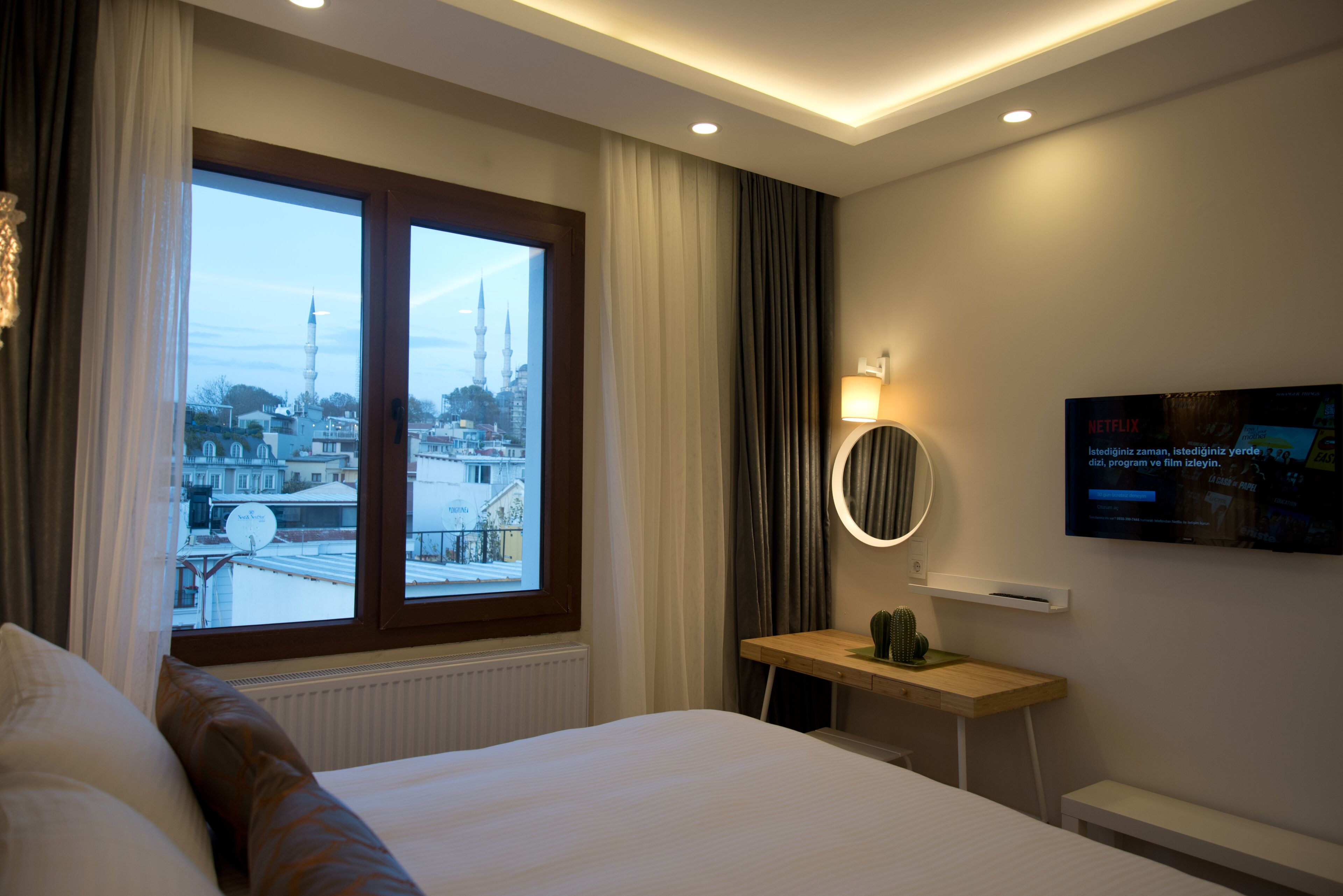 City Suite | Minibar, in-room safe, iron/ironing board, free WiFi